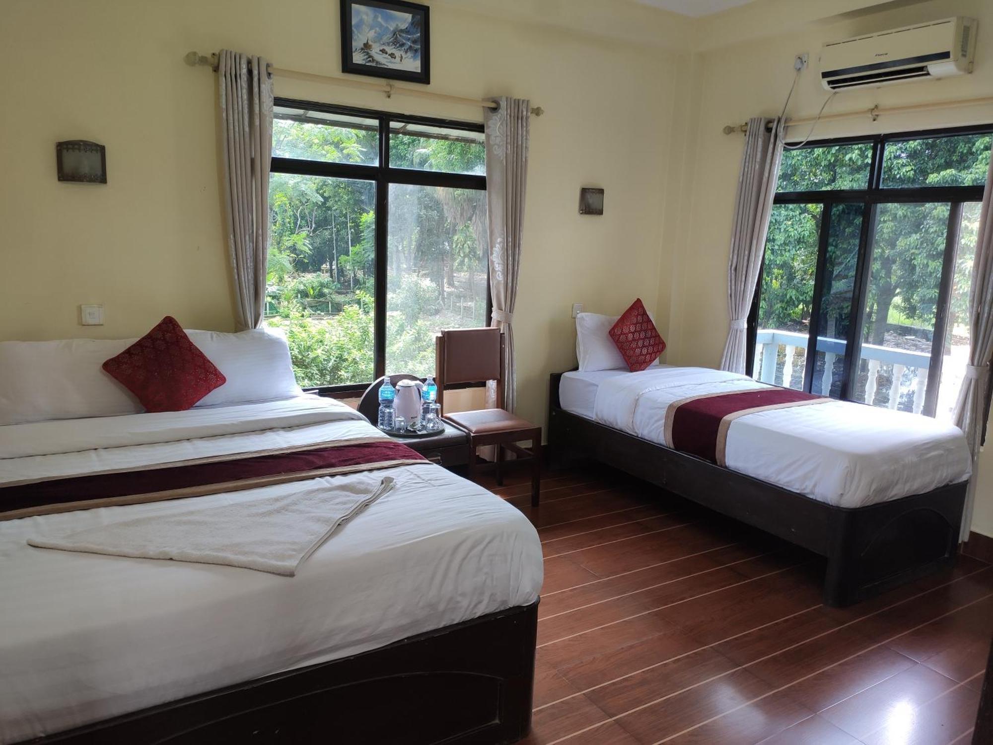 Peacock - A Family-Run Hotel Sauraha Eksteriør bilde