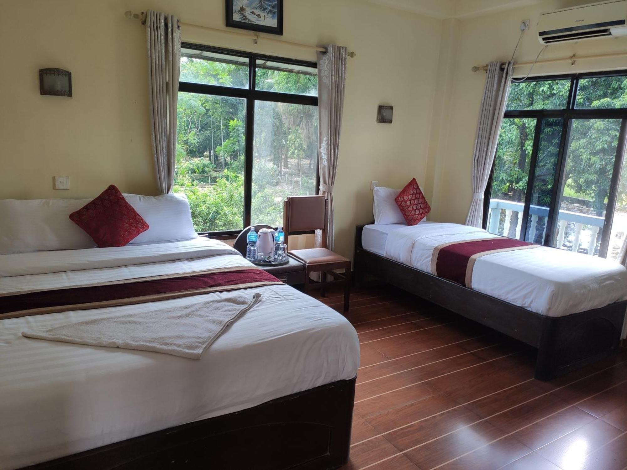 Peacock - A Family-Run Hotel Sauraha Eksteriør bilde