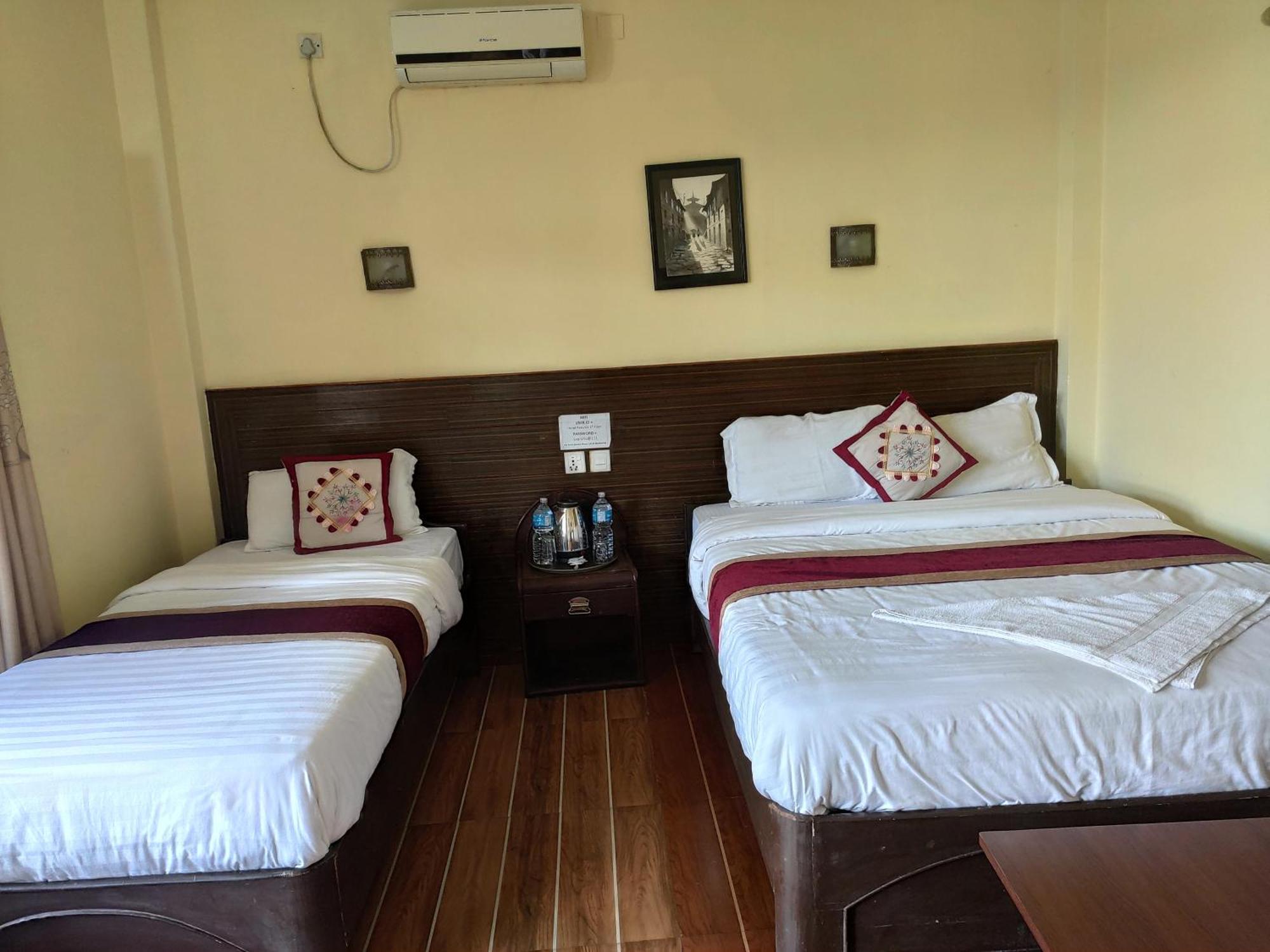 Peacock - A Family-Run Hotel Sauraha Eksteriør bilde