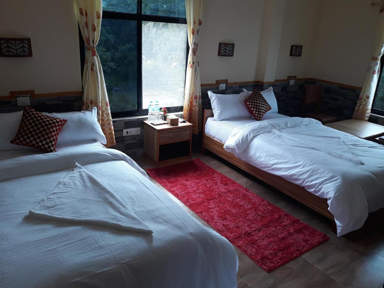 Peacock - A Family-Run Hotel Sauraha Eksteriør bilde