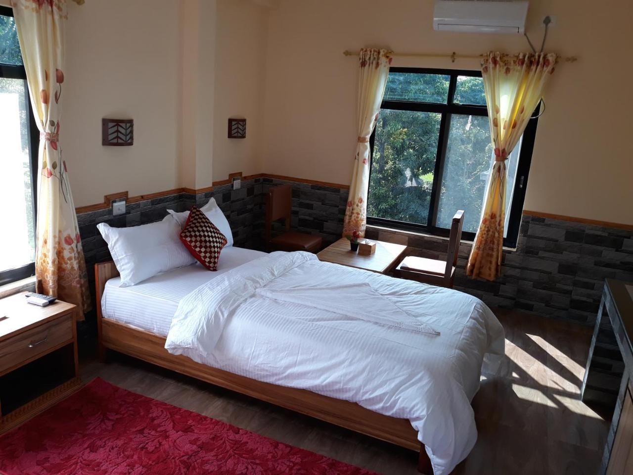 Peacock - A Family-Run Hotel Sauraha Eksteriør bilde